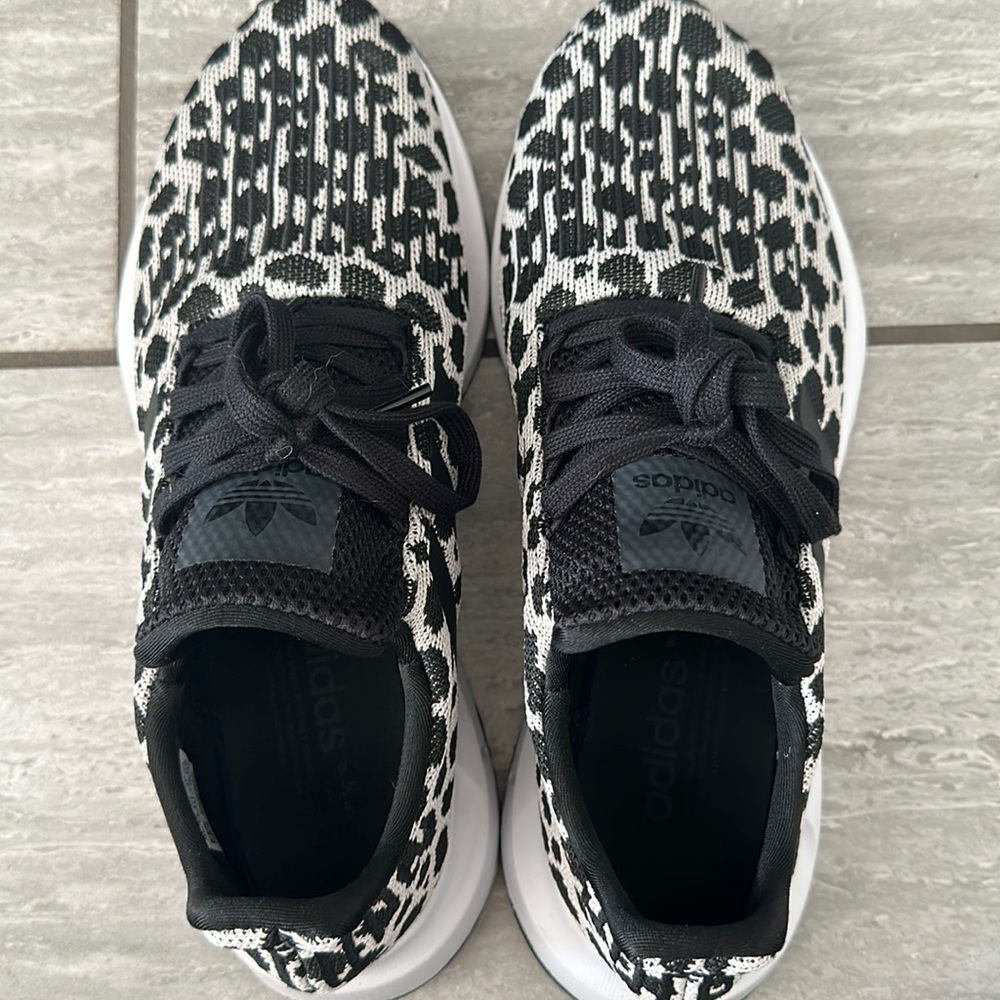 Womans adidas size 10 sneaker